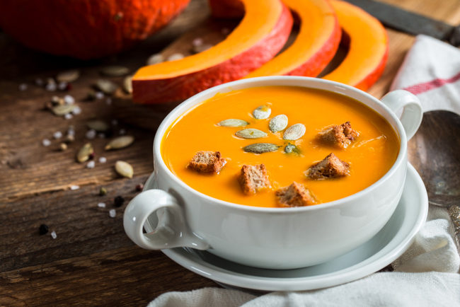 Zoete aardappelsoep met kokosmelk